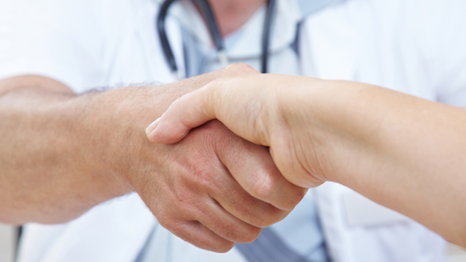 Bild Patient und Arzt geben sich die Hand bei der Entlassung